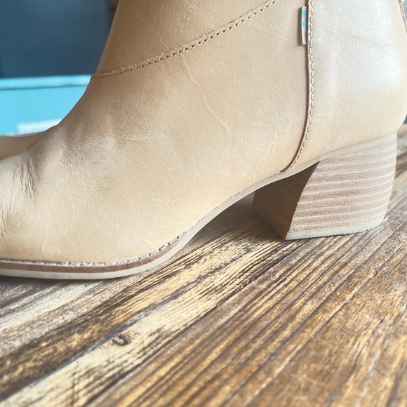 TOMS TAN BOOTIES SIZE 8 FAUX LEATHER  SLIP ON - Picture 8 of 13